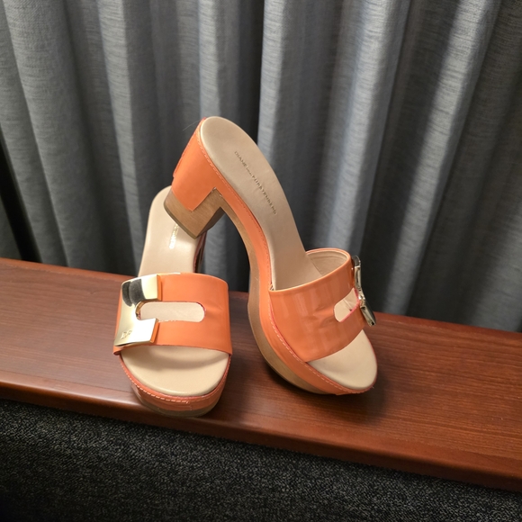DIANE VON FURSTENBERG Peach Nectar PATENT LEATHER Wooden DVF LOGO Heeled Sandals - Picture 2 of 11